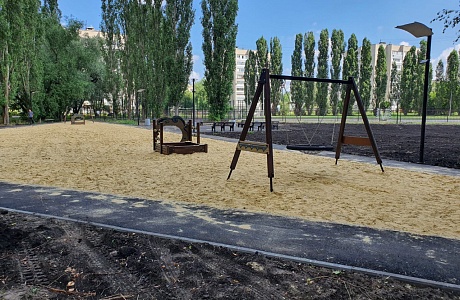 В Заречном продолжаются работы по благоустройству сквера